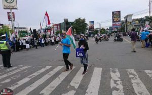 Ratusan ummat Islam dari berbagai komunitas di Samarinda menggelar penggalangan dana, serta aksi solidaritas kemanusiaan Kaltim untuk Rakyat Palestina.