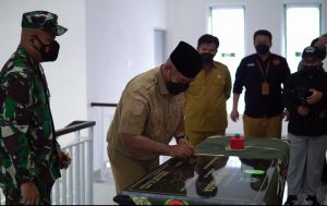 Bupati Kukar Drs. Edi Damansyah bersama Dandim 0906/Kkr Letkol Inf. Charles Alling menandatangani prasasti peresmian Aula Darmawangsa Kodim 0906/Kkr. (foto : Penrem)
