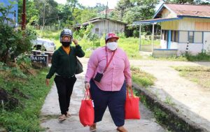 Politisi PDIP Kaltim Ananda Emira Moeis membagikan bantuan kepada warga yang telah didata Tim Gerakan Kemanusiaan ‘gotongroyongyuk’ besutannya. (foto : 1st)