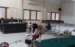 Terdakwa Wasi’ah dituntut dengan Pasal 368 Ayat (1) KUHP tentang pemerasan. (foto : Lukman)