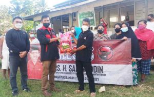 Tim Rumah Aspirasi Safaruddin memberikan bantuan Sembako kepada warga di Sepaku. (foto : 1st)