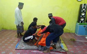 Mayat Hartono dievakuasi Tim SAR Gabungan ke rumah korban. (foto : Tim SAR)