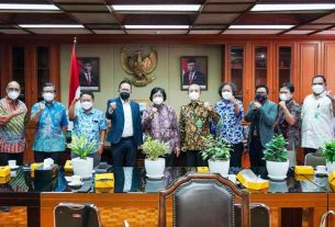 Menteri LHK Siti Nurbaya bersama Ketua Panitia Peringatan HPN 2022 Auri Jaya di Kantor KLHK Jakarta. (foto : PWI)
