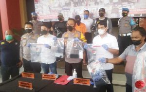 AKBP Eko Budiarto, Wakapolresta Samarinda saat menggelar rilis pembunuhan Juwana dengan tersangka RS sebagai pelaku tunggal. (foto : Setyo)