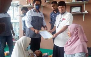 Disaksikan Kuasa Hukum kedua belah pihak dan pihak Kepolisian Polresta Samarinda, prosesi penyerahan Sang Bayi kepada YL ibu Kandungnya dari Ketua Yayasan BWM Zakiyah Ubudiyah. (foto  : Exclusive)