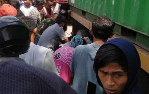 Warga berkerumun berusaha memberikan pertolongan kepada Eko. (foto : 1st)