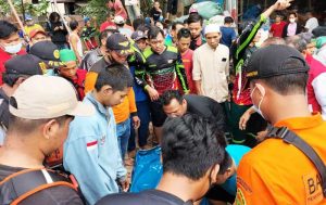Warga berkerumun menyaksikan penemuan mayat Faisal oleh Tim SAR Gabungan. (foto : Tim SAR)