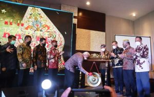 Gubernur Kaltim Dr.H.Isran Noor memukul Gong tanda pembukaan Mubes IV IKA Pakarti Kaltim. (foto : Exclusive)