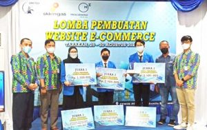Pemenang Lomba Website E-Commerce bersama juri, Direktur PPKIA dan VC Relation & Security Medco E&P Arif Rinaldi (2 kanan). (foto : Exclusive)