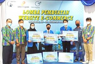 Pemenang Lomba Website E-Commerce bersama juri, Direktur PPKIA dan VC Relation & Security Medco E&P Arif Rinaldi (2 kanan). (foto : Exclusive)