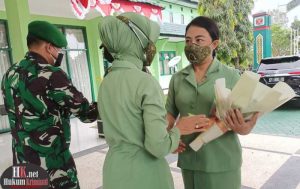 Letkol CZI Pabate bersama istri menyambut kedatangan Dandim baru Kodim 0909/KTM Letkol CZI Heru Aprianto. (foto : RH)
