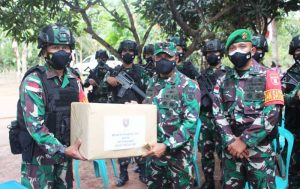 Pangdam VI/Mlw memberikan bingkisan kepada Satgas Pamtas RI-PNG dalam kunjungannya. (foto : Penrem)
