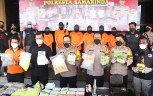 Kapolresta Samarinda Kombes Pol Arif Budiman Bersama jajarannya ketika menggelar rilis Pers pengungkapan peredaran Narkotika jenis Sabu-Sabu seberat 25,86 Kg dan Pil Ekstasi 37.701 butir Pil Ekstasi dengan 6 tersangka. (foto : 1st)