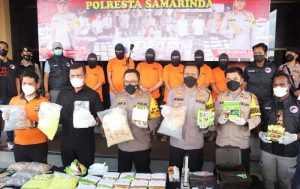 Kapolresta Samarinda Kombes Pol Arif Budiman Bersama jajarannya ketika menggelar rilis Pers pengungkapan peredaran Narkotika jenis Sabu-Sabu seberat 25,86  Kg dan Pil Ekstasi 37.701 butir Pil Ekstasi dengan 6 tersangka. (foto : 1st)