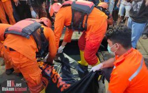 Tim Rescue Unit Siaga SAR Samarinda mengevakuasi mayat Abdul dari saluran drainase. (foto : Tim SAR)
