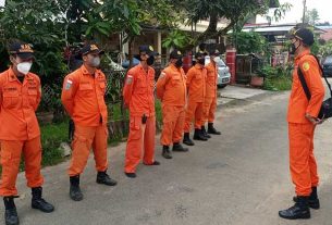 Tim Rescue Unit Siaga Unit Siaga SAR Samarinda bersiap berangkat ke lokasi kejadian. (foto : Tim SAR)