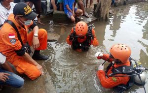 Tim Rescue Unit SAR Samarinda melakukan pencarian di dalam Gorong-Gorong. (foto : Tim SAR)
