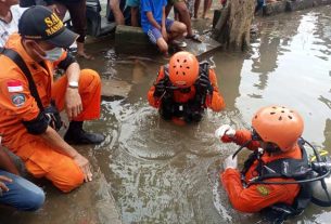 Tim Rescue Unit SAR Samarinda melakukan pencarian di dalam Gorong-Gorong. (foto : Tim SAR)