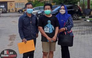 Chandra (tengah) pemilik Motor yang dicuri MH bersama Riahit, SH dan Lina Andriani, SH Kuasa Hukum yang mendampinginya saat memberikan keterangan di Polres Kukar. (foto : Exclusive)