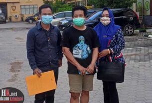 Chandra (tengah) pemilik Motor yang dicuri MH bersama Riahit, SH dan Lina Andriani, SH Kuasa Hukum yang mendampinginya saat memberikan keterangan di Polres Kukar. (foto : Exclusive)