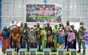 Danrem 091/ASN Brigjen TNI Cahyo Suryo Putro dan Dandim 0909/KTM bersama Forkopimda tinjau pelaksanaan Vaksinasi Covid-19 dalam rangka HUT Ke-76 TNI di Muara Ancalong. (foto : Penrem)