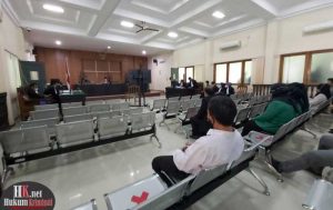 Sidang pemeriksaan Terdakwa Direktur Utama PT MGRM Iwan Ratman digelar secara virtual. (foto : Lukman)