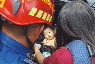Petugas Disdamkar Kota Samarinda terpaksa harus memecahkan Kaca Mobil bagian belakang untuk menyelamatkan bayi ini. (foto : Exclusive)