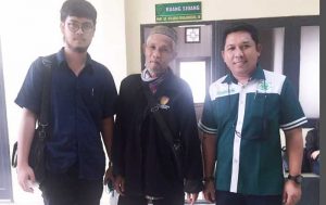 Rusdiono, SHI, SH, MH dan Guntur Pribadi, SHI dari LBH Ansor Kaltim mendampingi Tergugat Sumali di Pengadilan Negeri Samarinda. (foto : Exclusive)