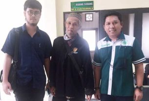 Rusdiono, SHI, SH, MH dan Guntur Pribadi, SHI dari LBH Ansor Kaltim mendampingi Tergugat Sumali di Pengadilan Negeri Samarinda. (foto : Exclusive)