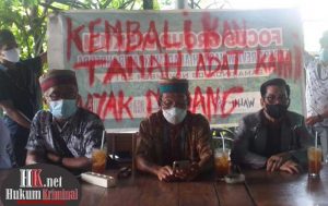 Jumpa Pers masyarakat Long Bentuq di Samarinda. (kiri-kanan) : Daud Luwing Kepala Adat, Sekretaris Adat Benediqtus Benglui, Elisason pendamping serta juru bicara masyarakat adat Long Bentuq. (foto : Setyo)