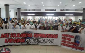 Ratusan Tenaga Kesehatan RSUD Kudungga menuntut Direktur mundur dari jabatannya. (foto : RH)