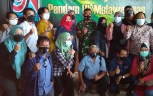 Kapendam VI/Mlw Kolonel Inf. Taufik Hanif bersama awak media di Balikpapan. (foto : Roni)