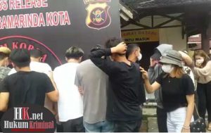 15 orang terdiri dari 8 orang pria dan 7 orang wanita yang diduga merupakan sindikat prostitusi online diamankan di 2 Hotel berbeda di Samarinda. (foto : Setyo)