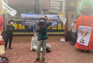 Rijal, Koordinator Lapangan aksi unjuk rasa KPMKB dalam orasinya meminta aparat hukum menindak pengusaha Tambang Ilegal di Berau. (foto : Exclusive)