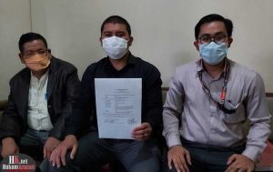 Penasehat Hukum Terdakwa Muhammad Noor, (kanan-kiri) : Saur Oloan Hamongan Situngkir, Tumpak Parulian Situngkir, dan Maringan Situngkir menunjukkan Akta Banding kliennya. (foto : Lukman)