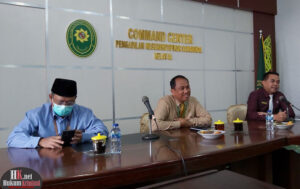 Kepala PN Samarinda didampingi Wakil Ketua PN Samarinda Hasanuddin, Humas PN Rakhmad Dwi Nanto saat silaturrahmi Wartawan yang biasa liputan berita persidangan. (foto : Lukman)