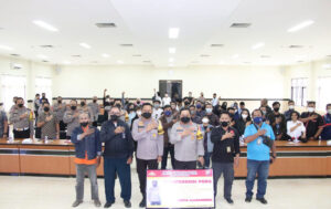 Kapolresta Samarinda Kombes Pol. Arif Budiman, SIK, M.Si didampingi Wakapolresta Samarinda AKBP Eko Budiarto, SIK dalam sesi foto bersama Wartawan usai Konfrensi Pers. (foto : Hms)