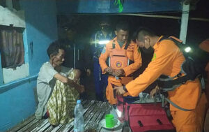 Mustari (60) dievakuasi Tim SAR Gabungan kembali ke Balikpapan. (foto : Tim SAR)