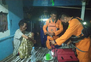 Mustari (60) dievakuasi Tim SAR Gabungan kembali ke Balikpapan. (foto : Tim SAR)