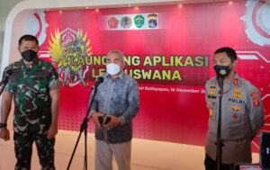Gubernur Kaltim Dr. H. Isran Noor bersama Pangdam VI /Mlw Mayor Jenderal TNI Teguh Pudjo Rumekso dan Kapolda Kaltim Irjen Pol. Herry Rudolf Nahak dalam peluncuran Aplikasi Lembuswana. (foto : Exclusive)