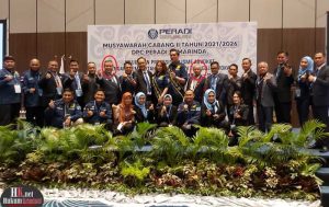 Kandidat Ketua DPC PERADI Samarinda Sutrisno (lingkaran kiri) dan Syamsuddin (lingkaran kanan) bersama panitia Muscab II PERADI Samarinda. (foto : Lukman)
