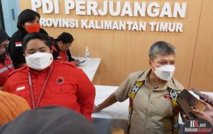 Ribka Tjiptaning Pengurus DPP PDI Perjuangan didampingi Sekretaris PDIP Kaltim Ananda Emira Moeis saat menjawab pertanyaan Wartawan, usai memberikan materi dalam Kaderisasi Pratama Khusus Perempuan PDIP Kaltim. (foto : Lukman)
