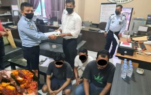 AF (28), FR (29), dan AN (28) diamankan petugas Lapas Samarinda dan barang bukti Nasi Kuning yang berisi Sabu di dalamnya. (foto : Exclusive)