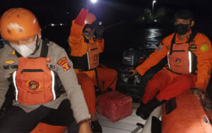 Seorang anggota Polri turut melakukan pencarian terhadap Ayun bersama Tim Rescue Basarnas Unit Siaga SAR Kutim. (foto : Tim SAR)