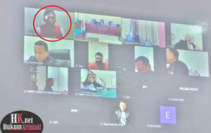 Terdakwa Andi Tono (lingkaran) mendengarkan amar Putusan Majelis Hakim dalam sidang yang digelar secara virtual. (foto : Exclusive)