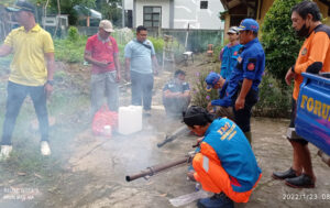 Relawan melakukan persiapan sebelum melaksanakan fogging di Sempaja Timur, Kota Samarinda, menyusul munculnya kasus DBD di kawasan itu. (foto : Exclusive)