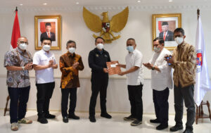 Manpora Zainudin Amali menerima draft MoU kerja sama sosialisasi DBON dari Ketua PWI Pusat Atal S.Depari, yang akan ditandatangani pada puncak Hari Pers Nasional di Kendari. (foto : PWI)