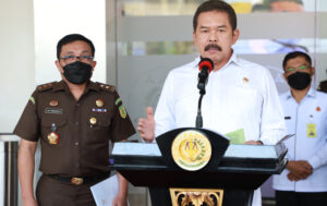 Jaksa Agung Republik Indonesia Burhanuddin menyampaikan perkembangan perkara dugaan tindak pidana korupsi PT Garuda Indonesia (persero) Tbk, dan dugaan Tindak Pidana Korupsi Proyek Pengadaan Satelit Slot Orbit 123° Bujur Timur (BT) pada Kementerian Pertahanan Tahun 2015 sampai dengan 2021. (foto : Exclusive)