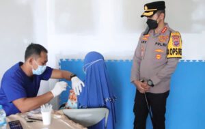 Kapolresta Samarinda Kombes Pol Ary Fadli, SIK, MH, MSi menyaksikan kegiatan Vaksinasi bagi Lansia dan Anak di Buddhist Centre. (foto : hms)