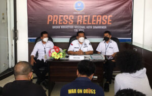 Kepala BNNK Kota Samarinda Kompol Daud, SH, MH saat menggelar Press Releas menyampaikan pencapian institusi yang dipimpinnya selama tahun 2021 dan strategi pemberantasan Narkoba tahun 2022. (foto : Exclusive)